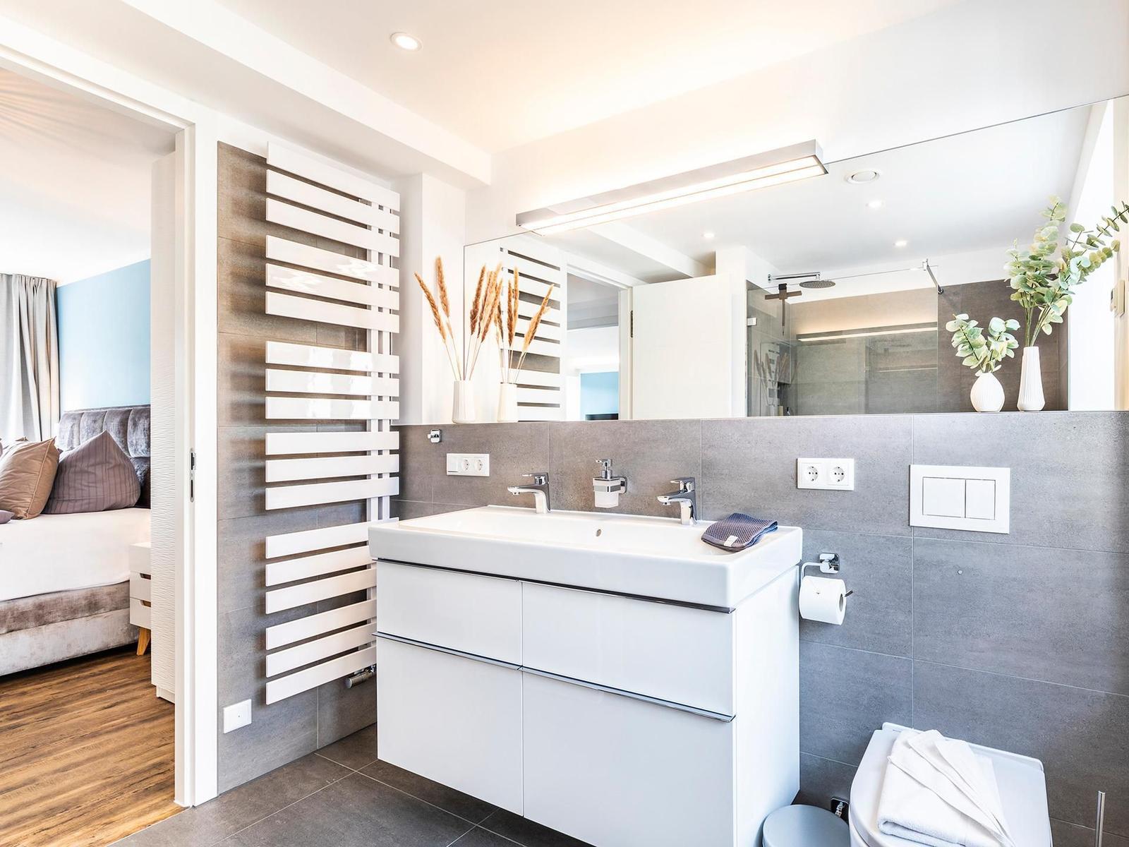 Badezimmer 1: Regendusche, WC, Haartrockner