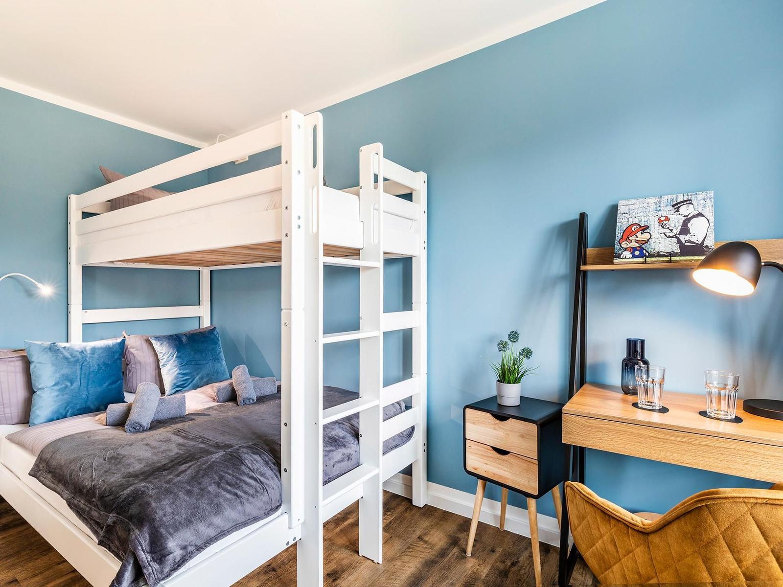 Schlafzimmer 2: Etagenbett (140x200) / (90x200), TV