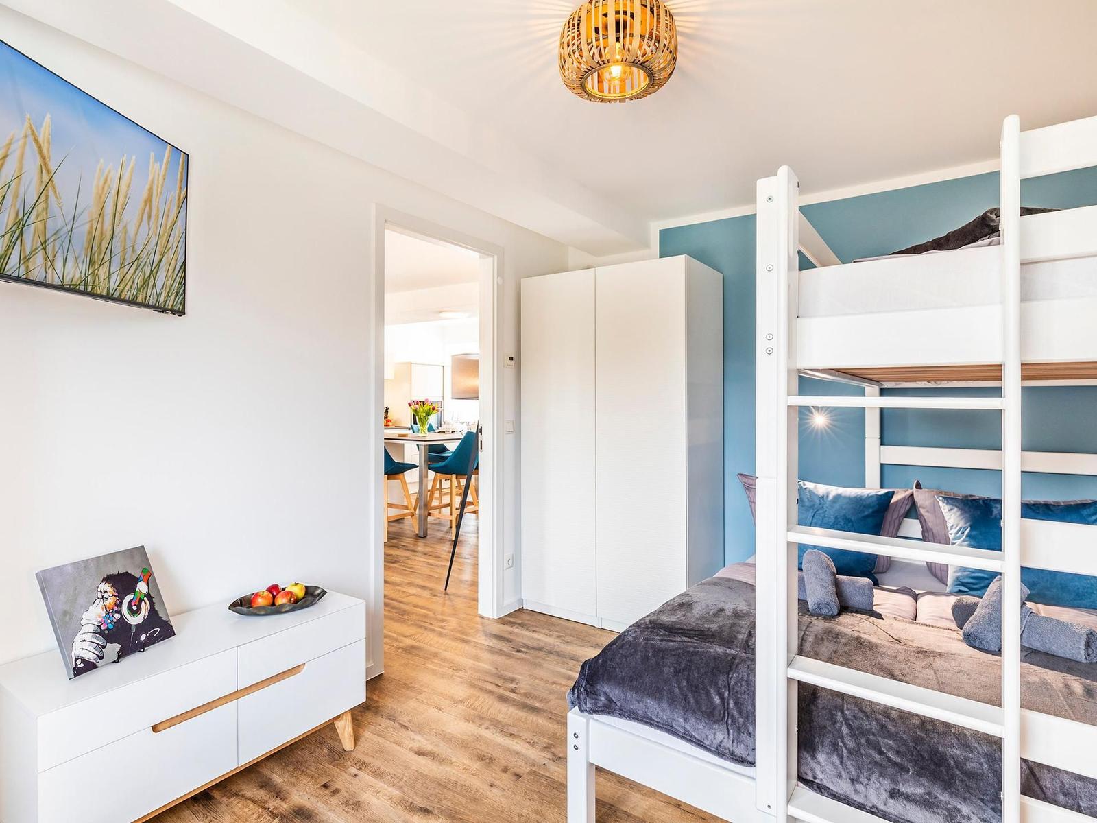 Schlafzimmer 2: Etagenbett (140x200) / (90x200), TV