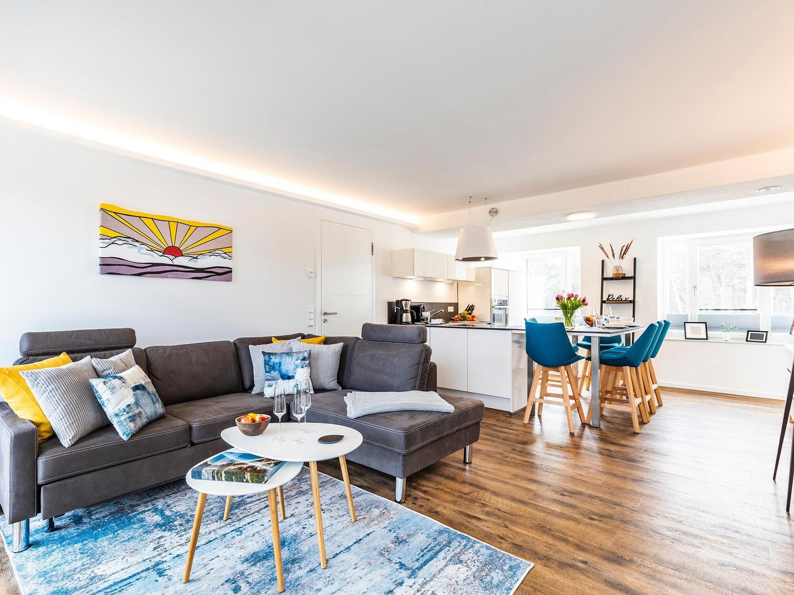 Wohnzimmer: Schlafsofa, TV, Zugang zum Balkon