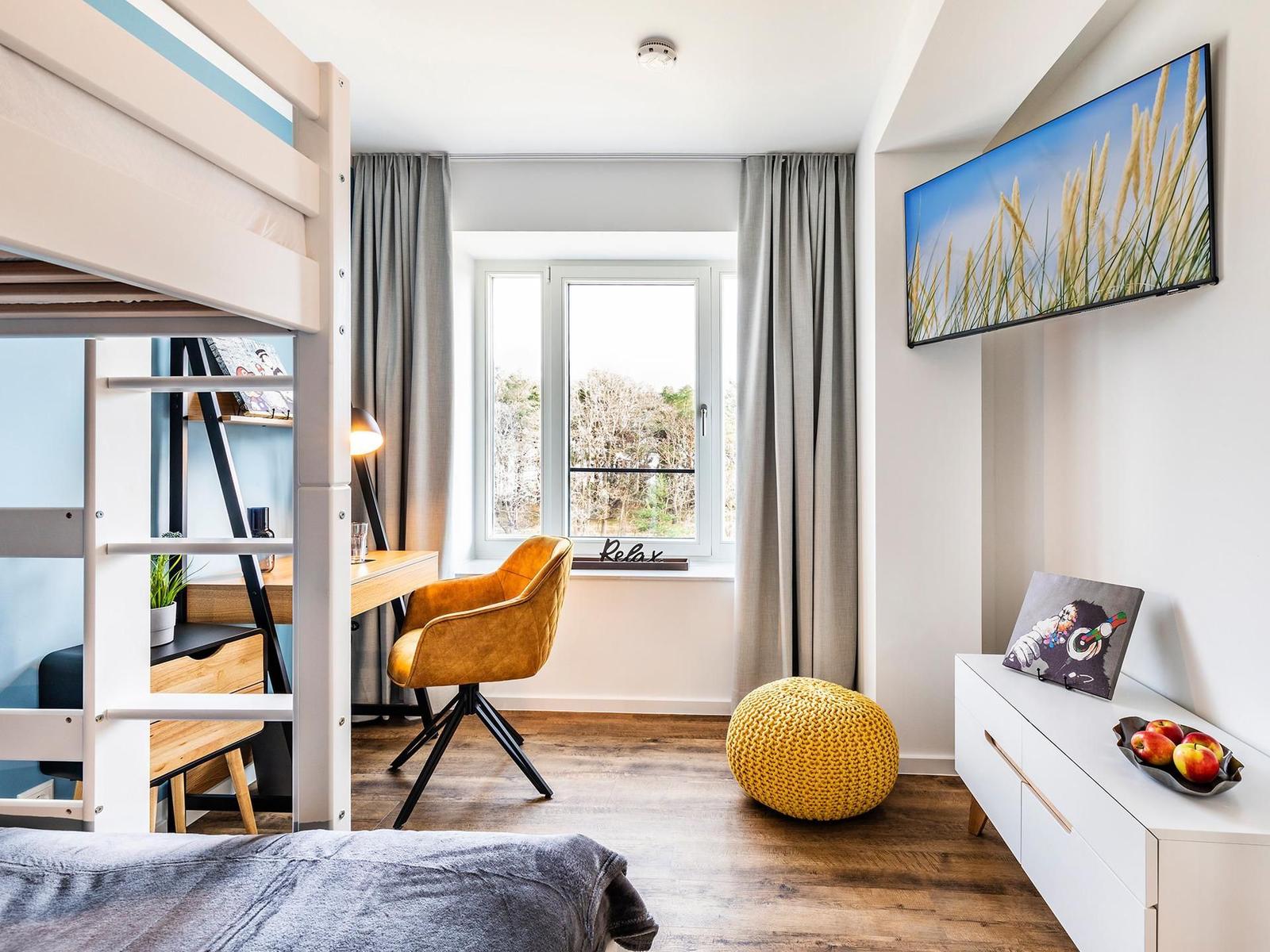 Schlafzimmer 2: Etagenbett (140x200) / (90x200), TV
