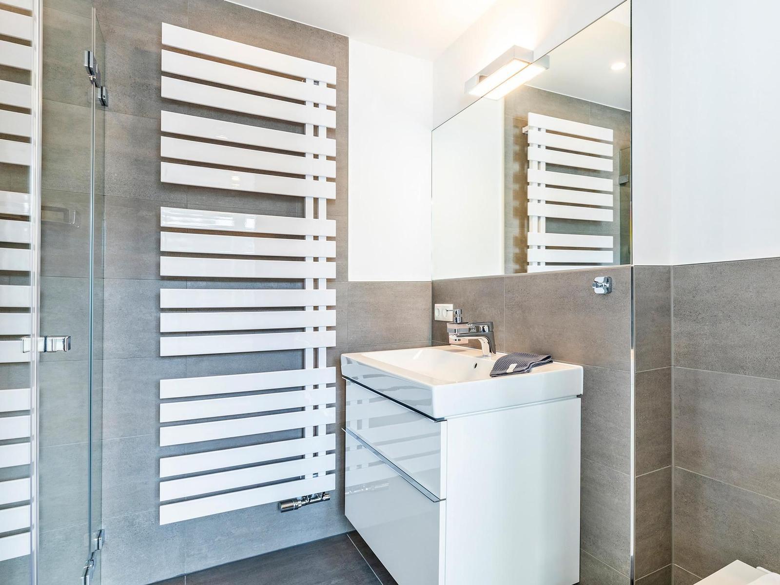 Badezimmer 2: Regendusche, WC, Haartrockner