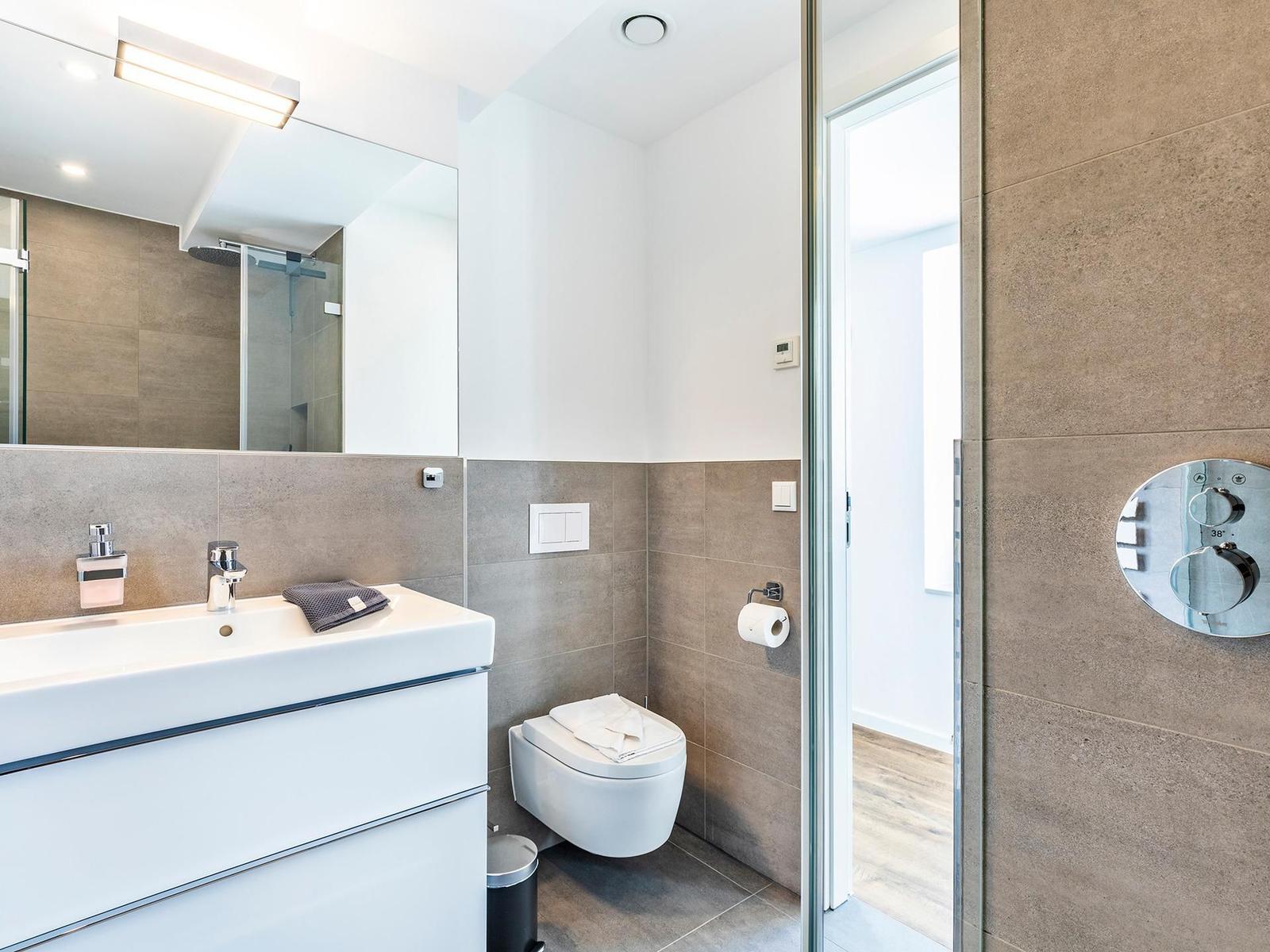 Badezimmer 2: Regendusche, WC, Haartrockner