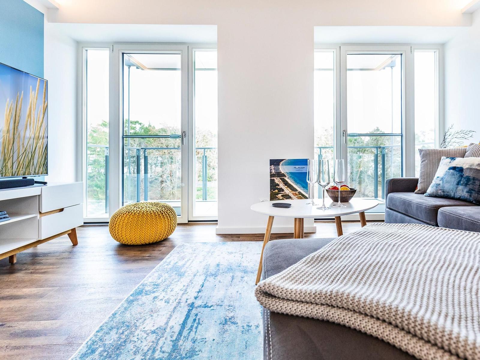 Wohnzimmer: Schlafsofa, TV, Zugang zum Balkon