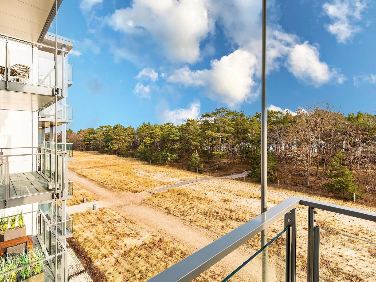 Terrasse mit Blick auf Wald und Himmel