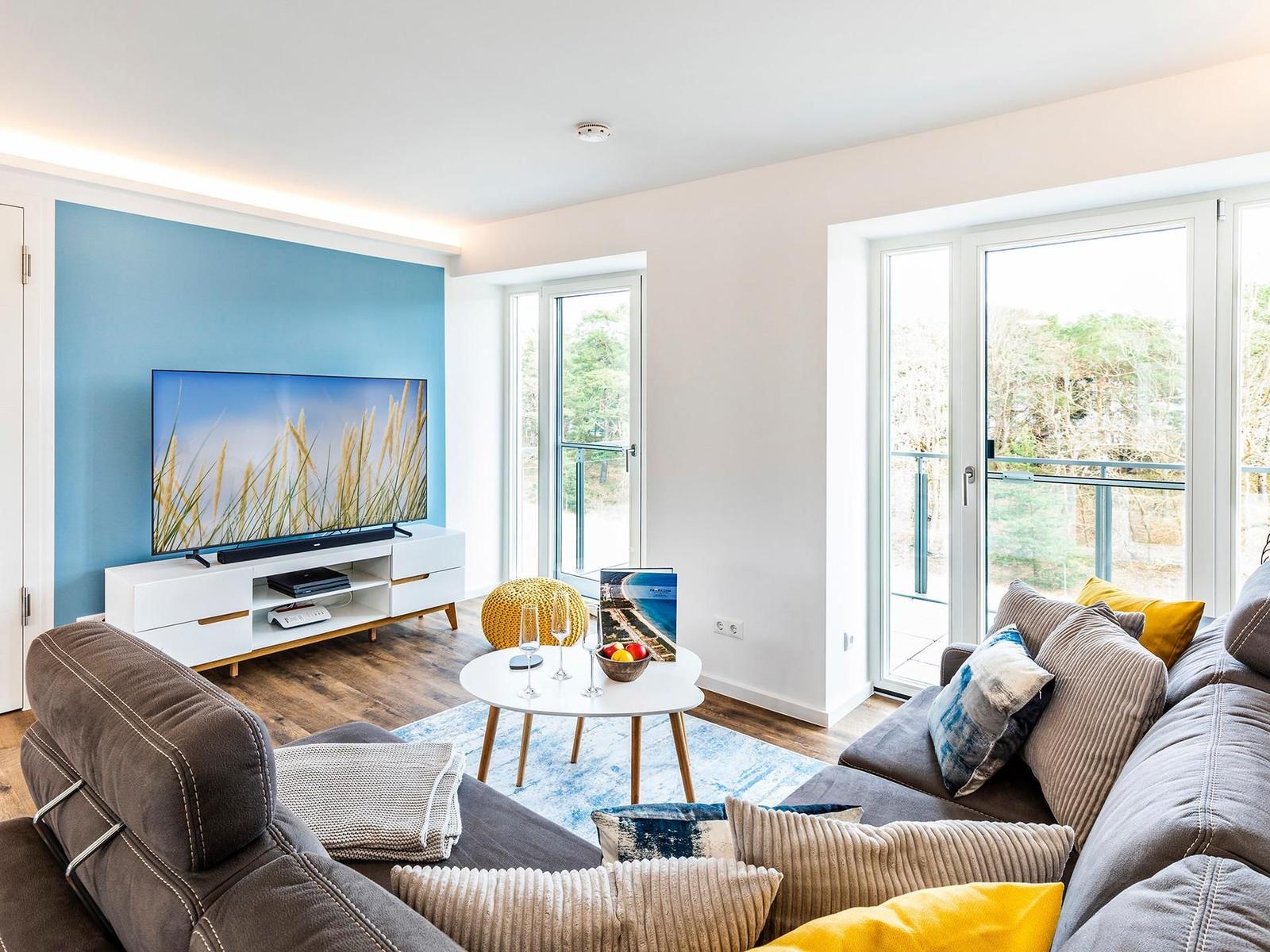 Wohnzimmer: Schlafsofa, TV, Zugang zum Balkon