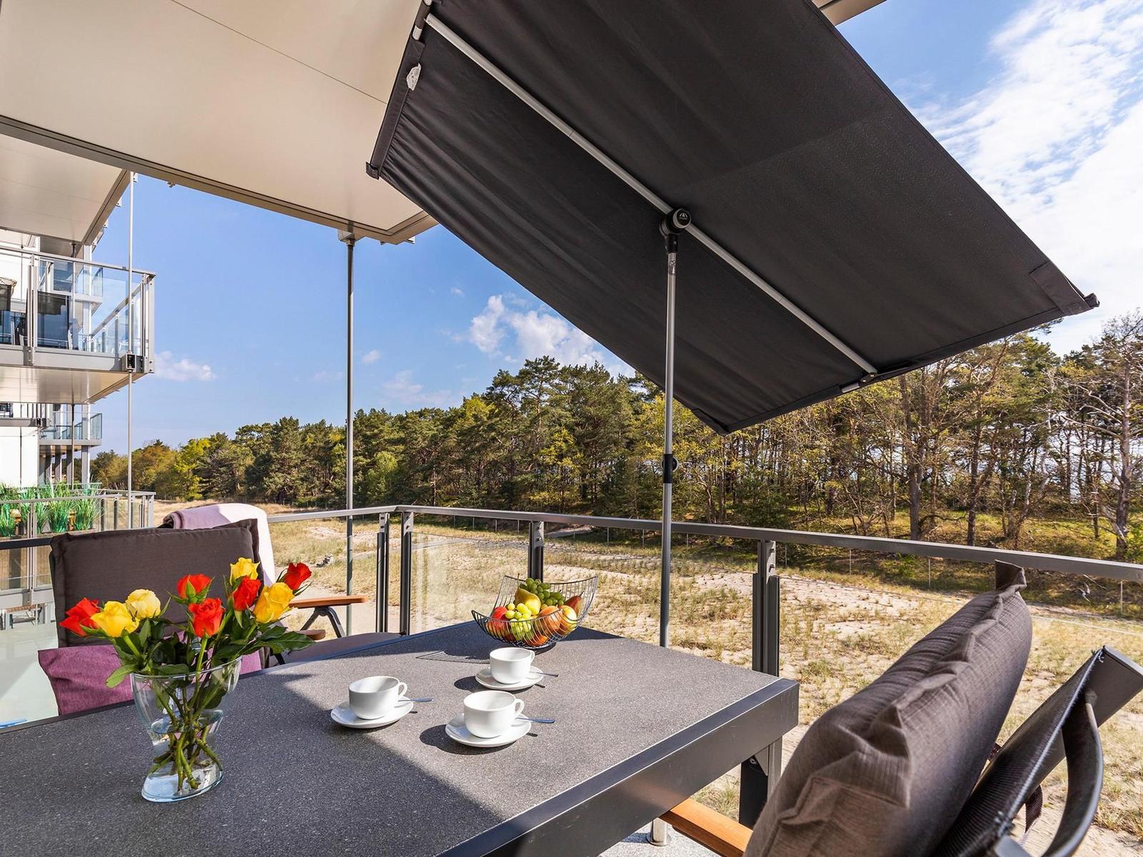 Balkon mit Sitzmöglichkeiten, Blick Richtung Meer