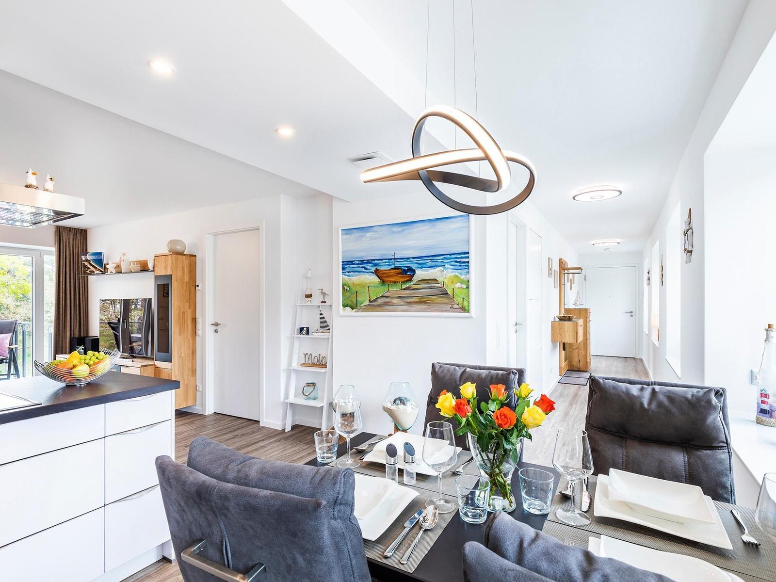 Wohnzimmer: Sofa, 2 Sessel, TV, Zugang zum Balkon