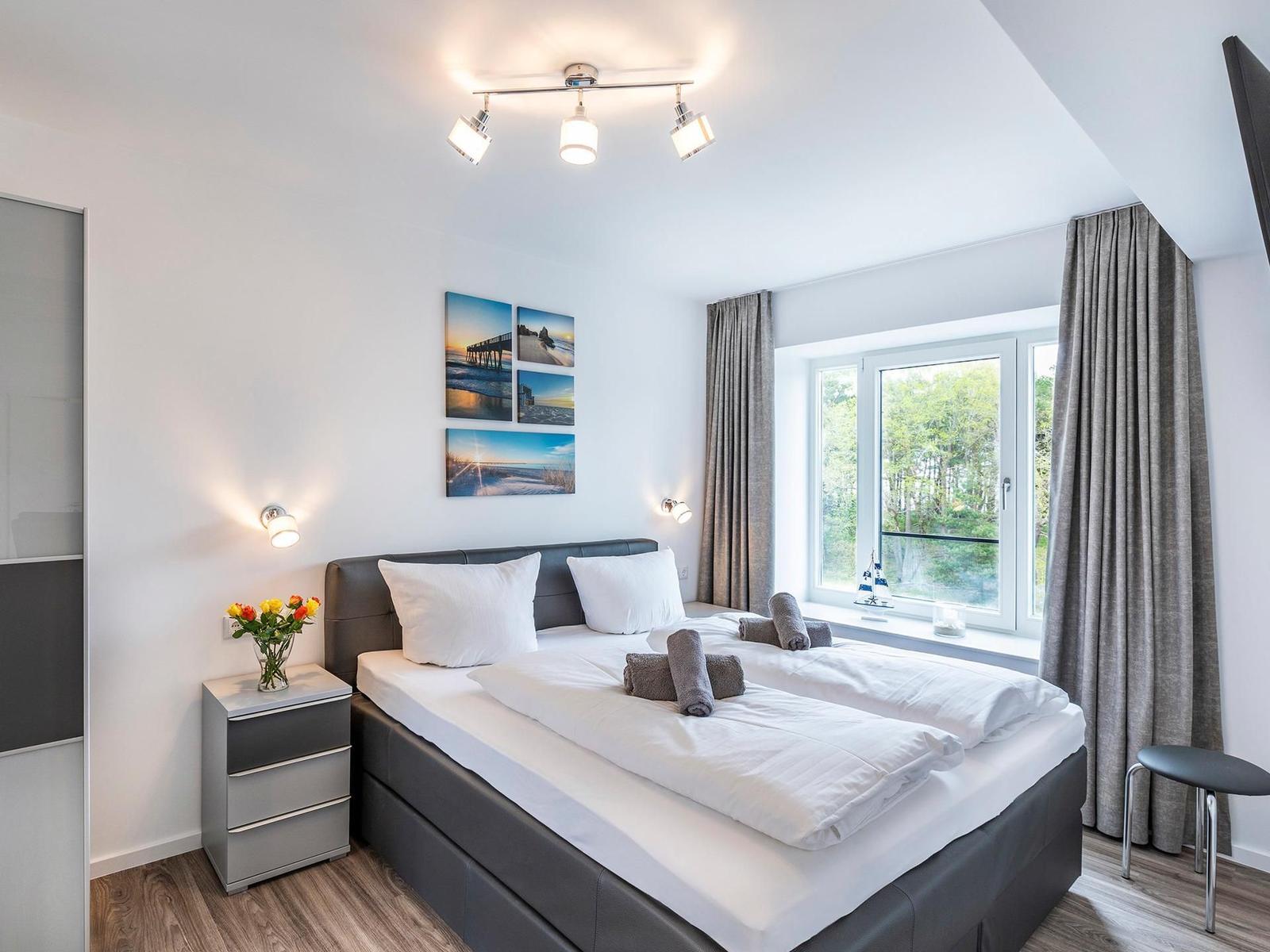 Schlafzimmer 1: Doppelbett (180x200), TV, Kleiderschrank