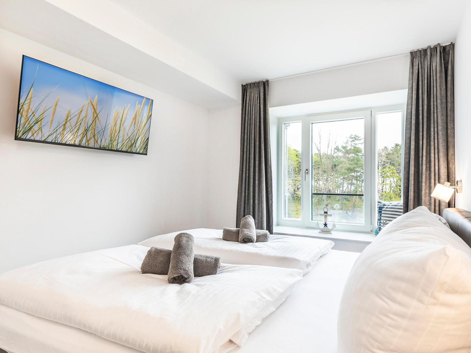 Schlafzimmer 1: Doppelbett (180x200), TV, Kleiderschrank