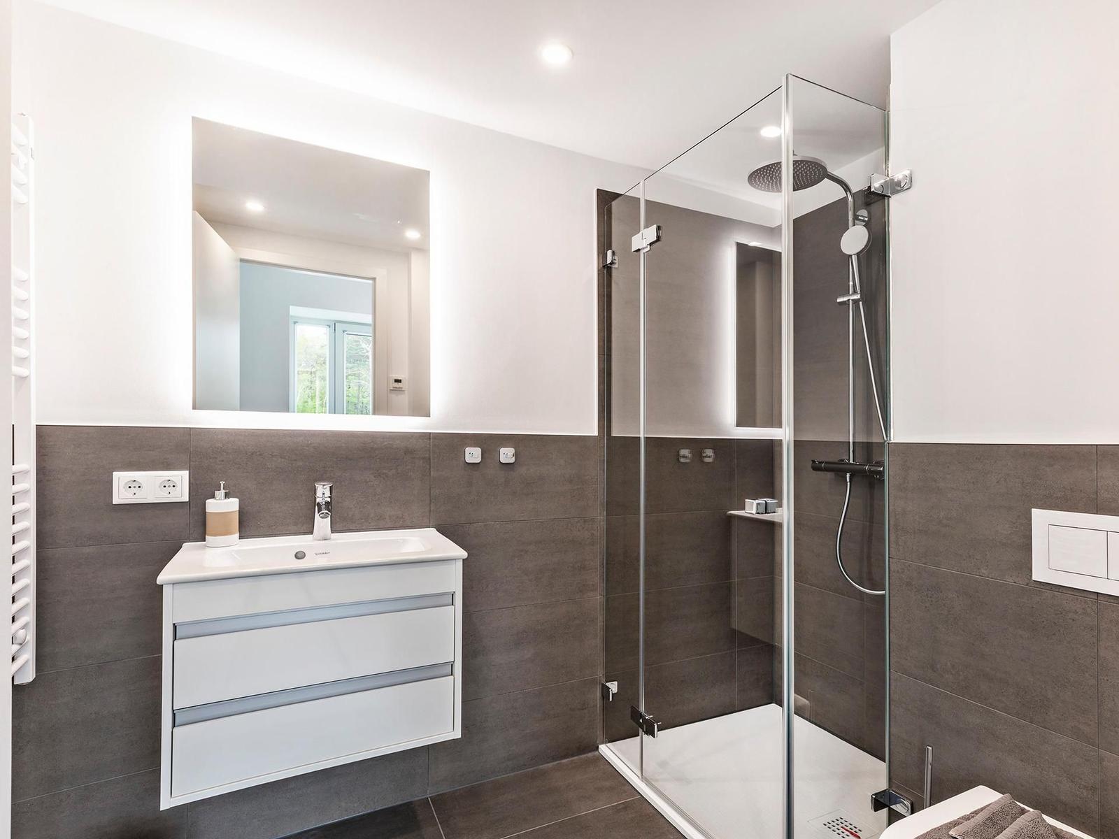 Badezimmer 1: Regendusche, WC, Haartrockner