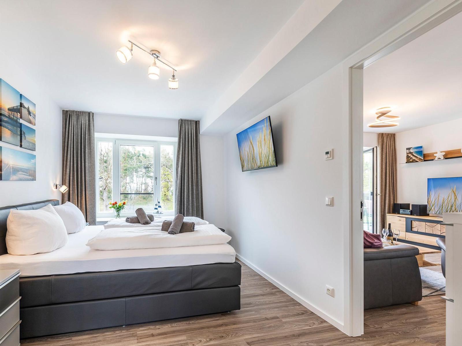 Schlafzimmer 2: Doppelbett (160x200), TV, Kleiderschrank