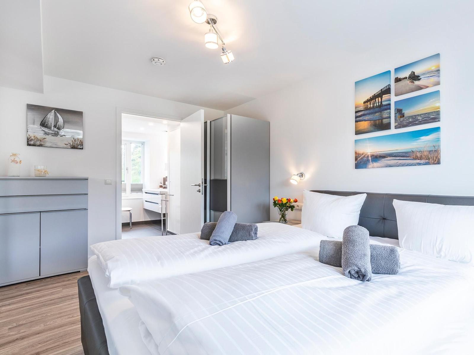 Schlafzimmer 2: Doppelbett (160x200), TV, Kleiderschrank