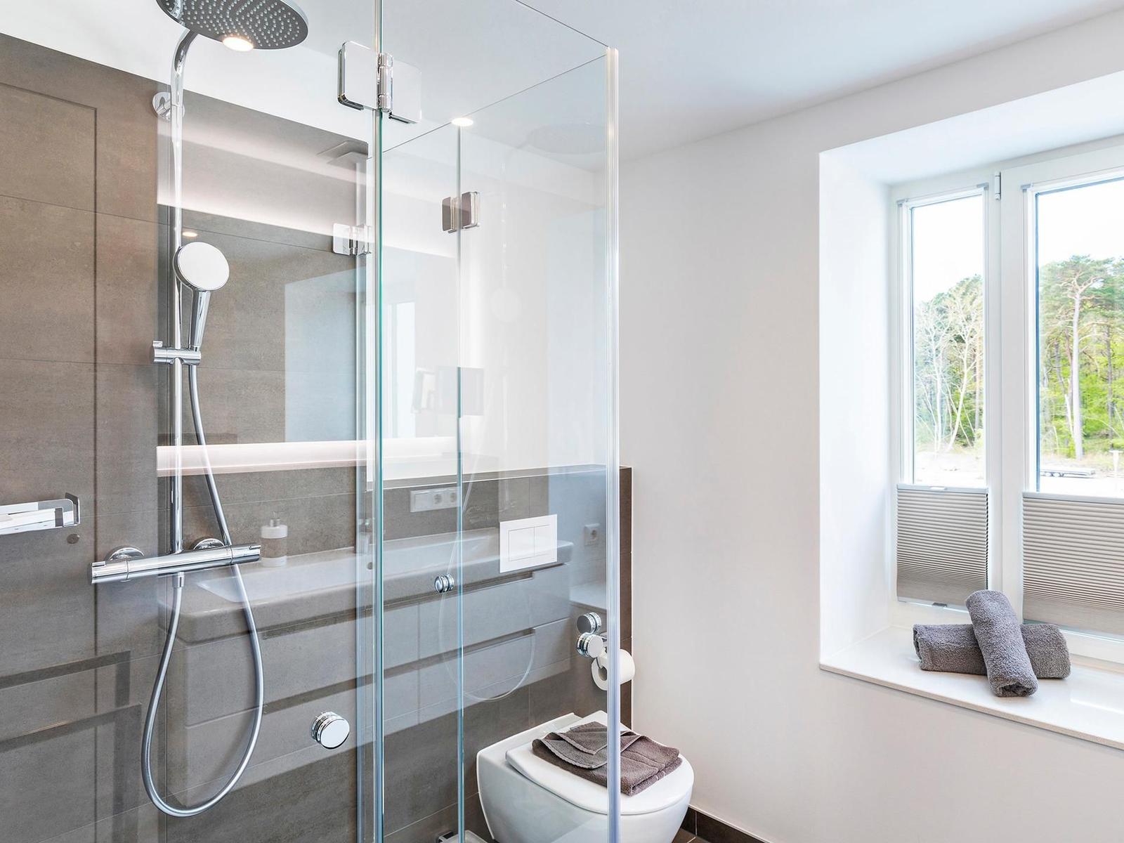 Badezimmer 2: Regendusche, WC, Haartrockner