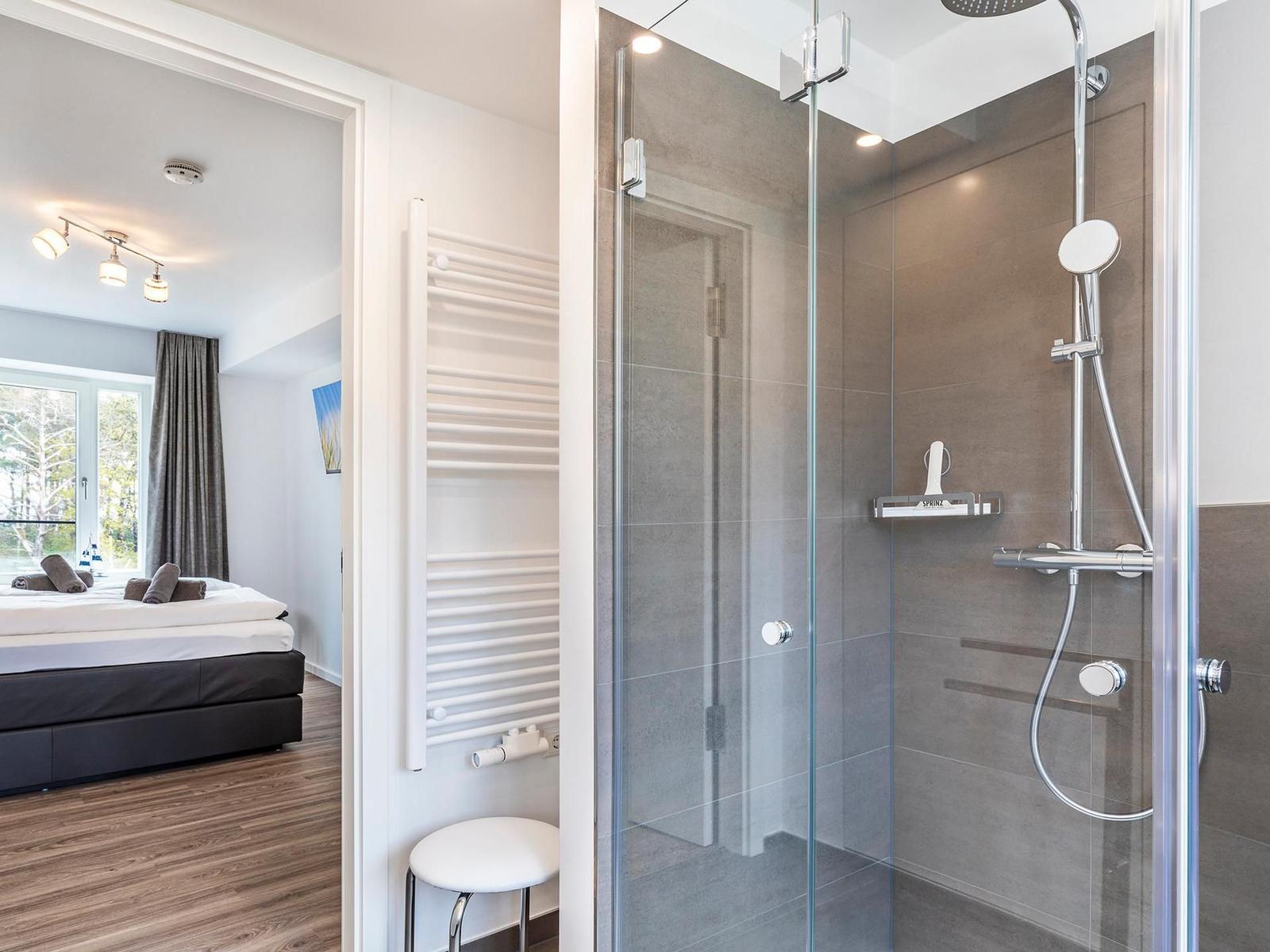 Badezimmer 2: Regendusche, WC, Haartrockner