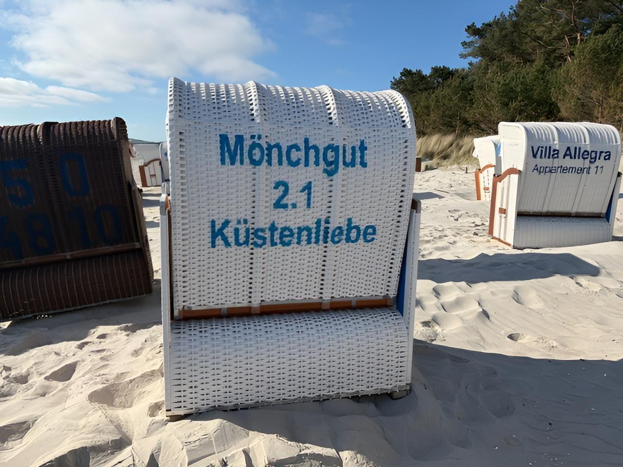 Strandkorb mit Aufschrift Mönchgut 2.1 Küstenliebe auf Sandstrand