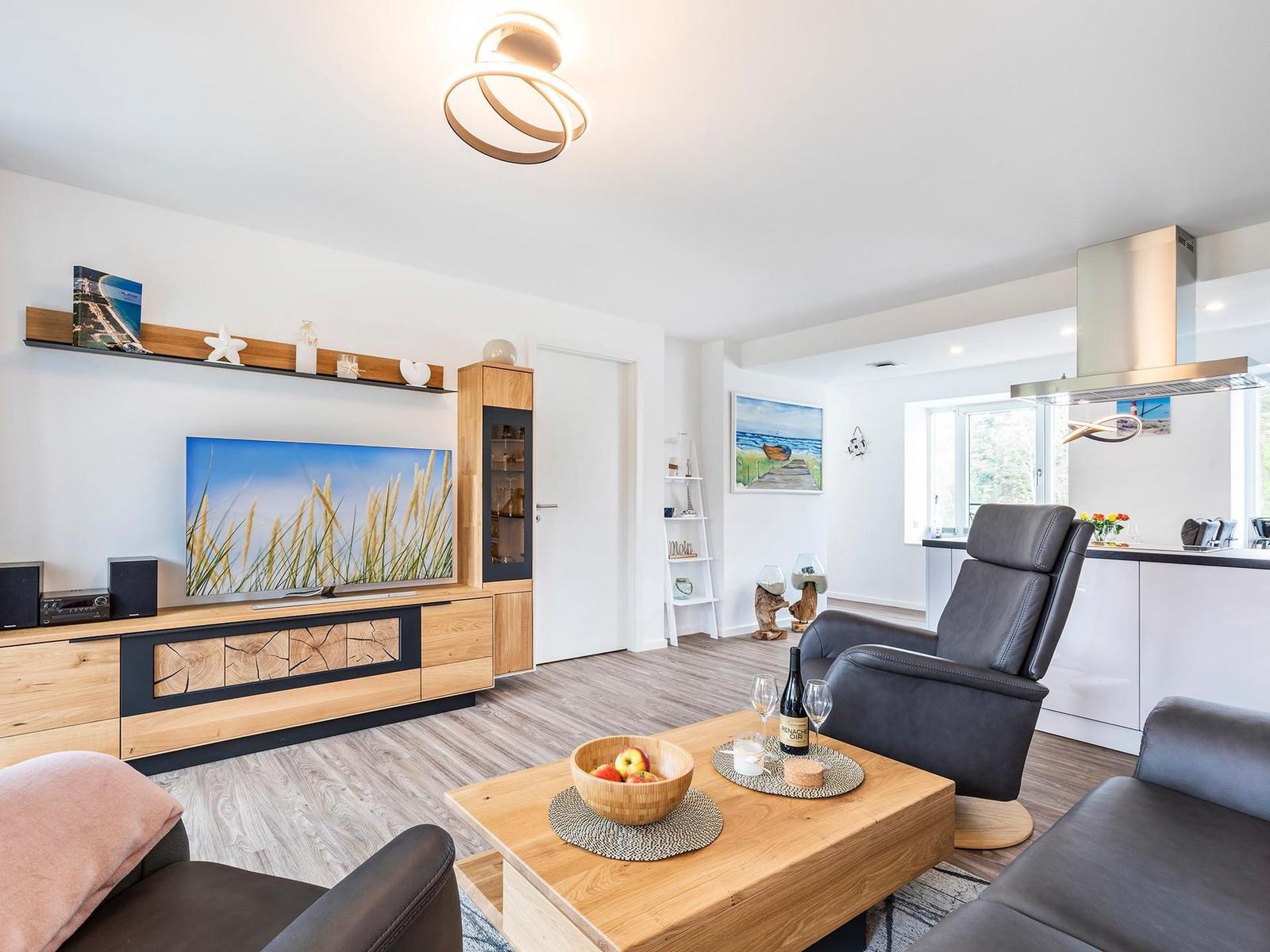 Wohnzimmer: Sofa, 2 Sessel, TV, Zugang zum Balkon