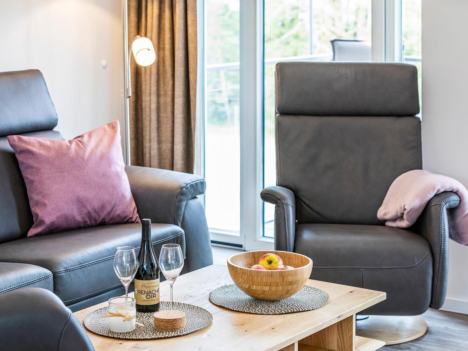 Wohnzimmer: Sofa, 2 Sessel, TV, Zugang zum Balkon