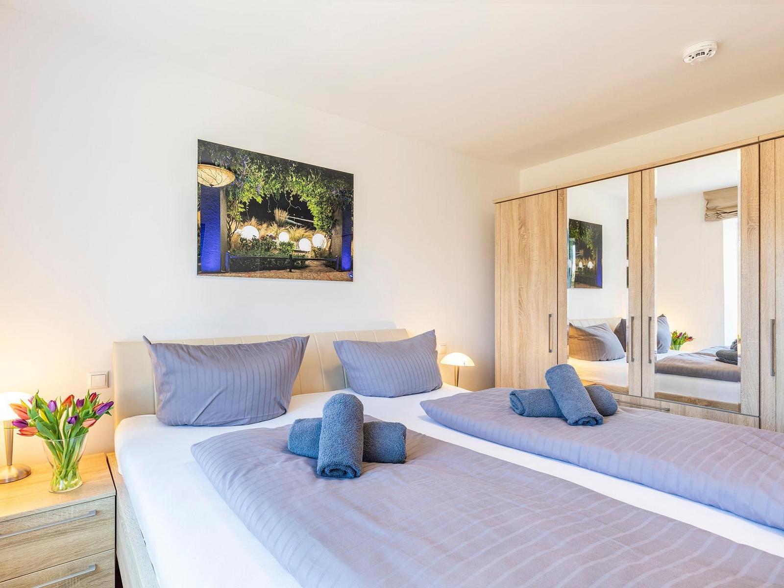 Schlafzimmer 1: Doppelbett (180 x 200), TV, Insektenschutz, Raffrollos als Sichtschutz