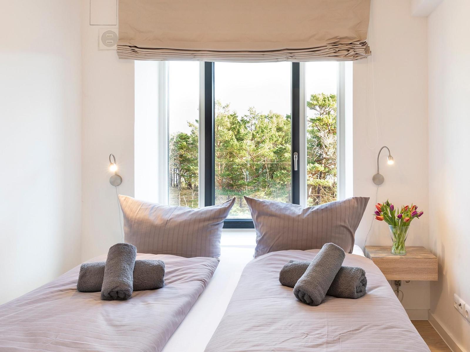Schlafzimmer 2: Doppelbett (160 x 200), Insektenschutz, Raffrollos als Sichtschutz
