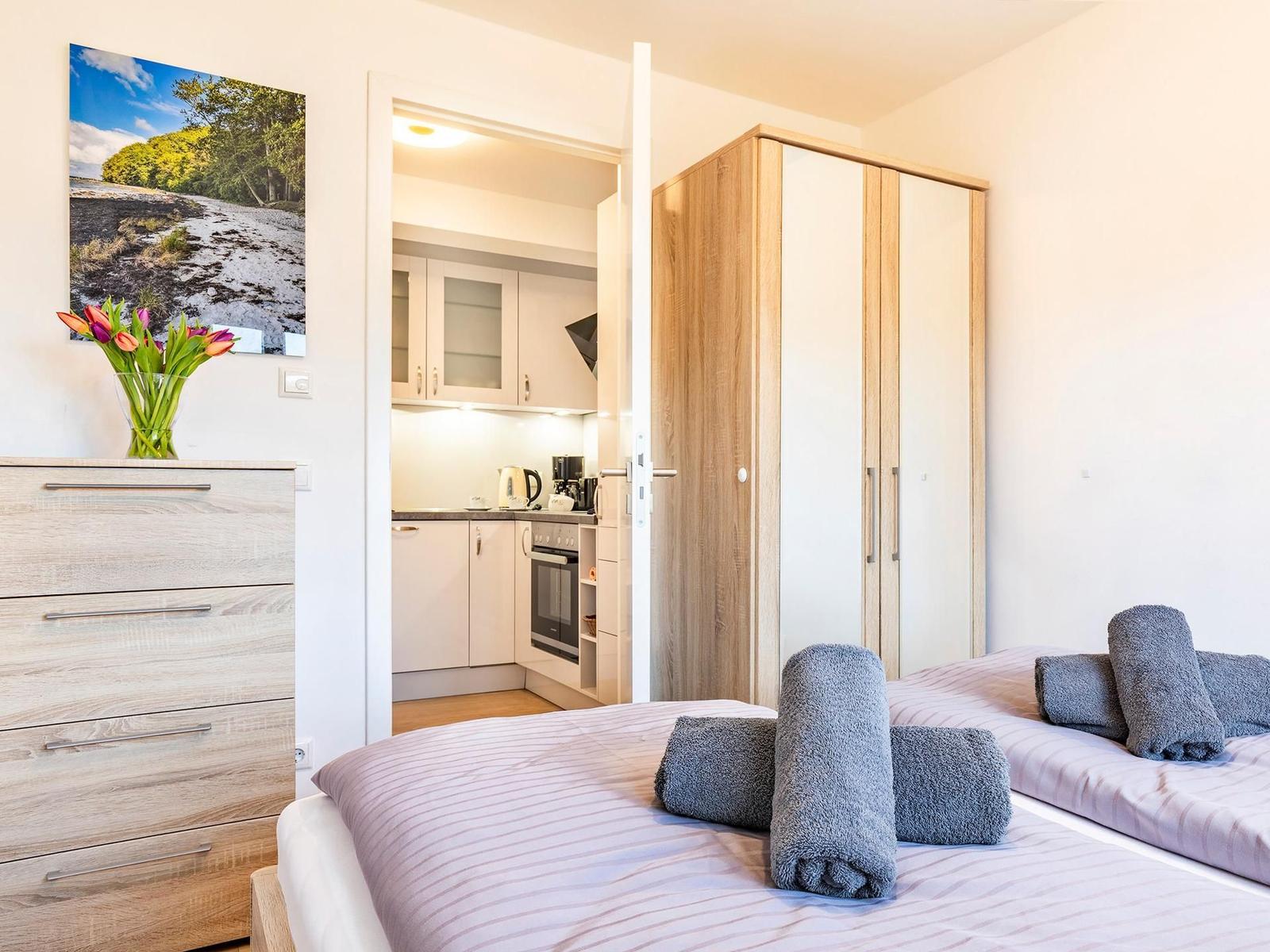 Schlafzimmer 2: Doppelbett (160 x 200), Insektenschutz, Raffrollos als Sichtschutz