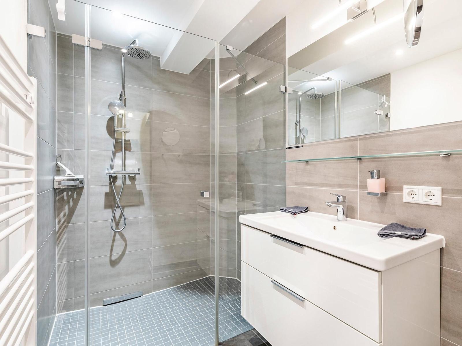 Badezimmer: Regendusche, WC, Haartrockner