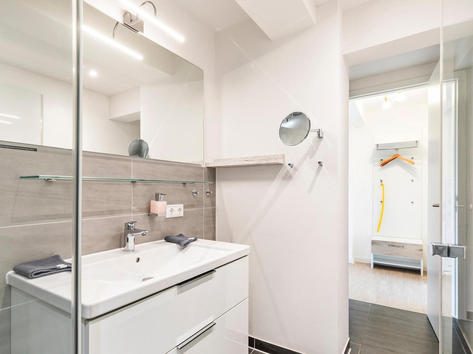 Badezimmer: Regendusche, WC, Haartrockner