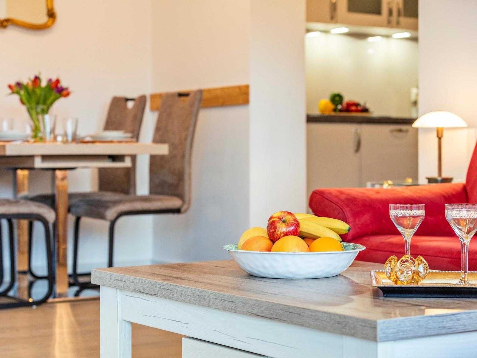 Wohnzimmer: Couch, TV, Essbereich, Zugang zum Balkon