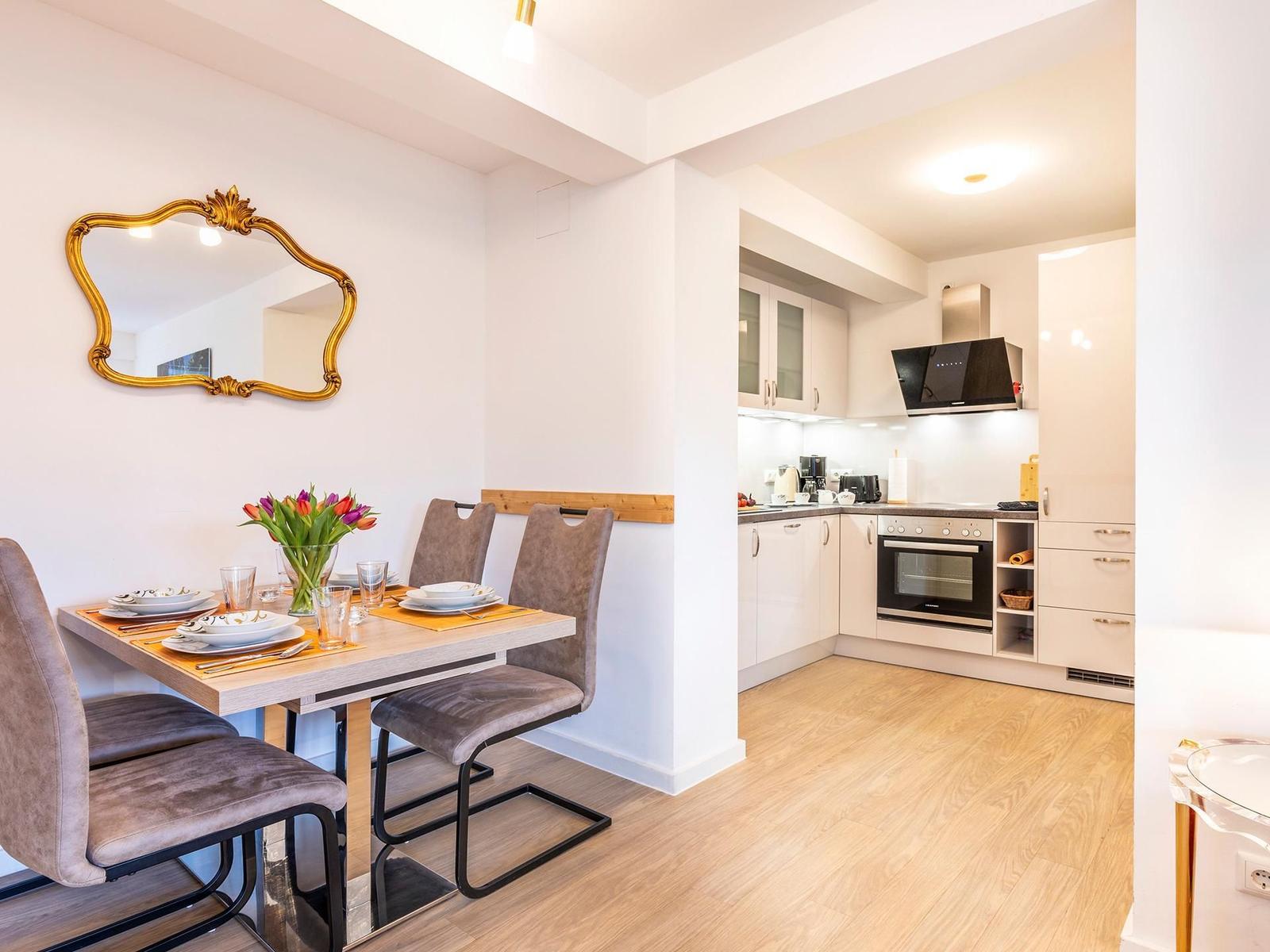 Wohnzimmer: Couch, TV, Essbereich, Zugang zum Balkon