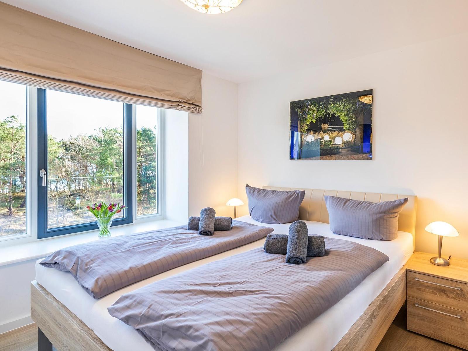 Schlafzimmer 1: Doppelbett (180 x 200), TV, Insektenschutz, Raffrollos als Sichtschutz