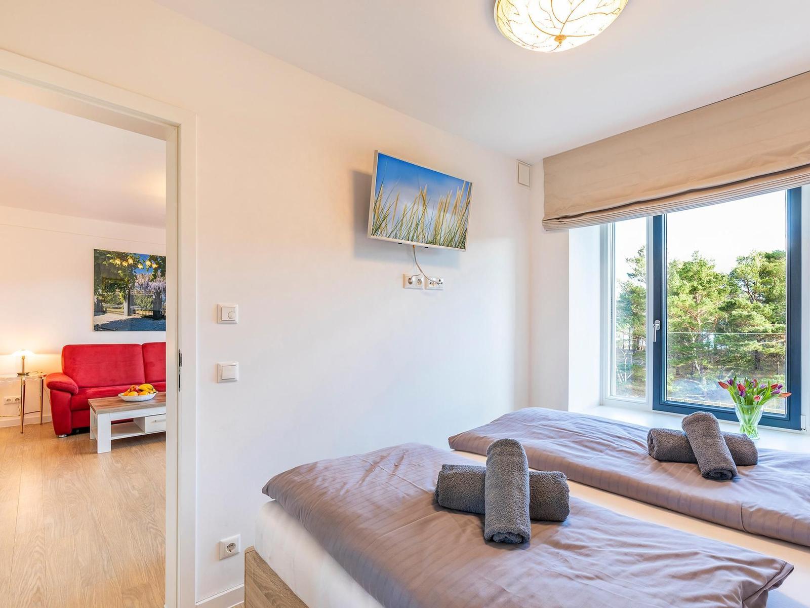 Schlafzimmer 1: Doppelbett (180 x 200), TV, Insektenschutz, Raffrollos als Sichtschutz
