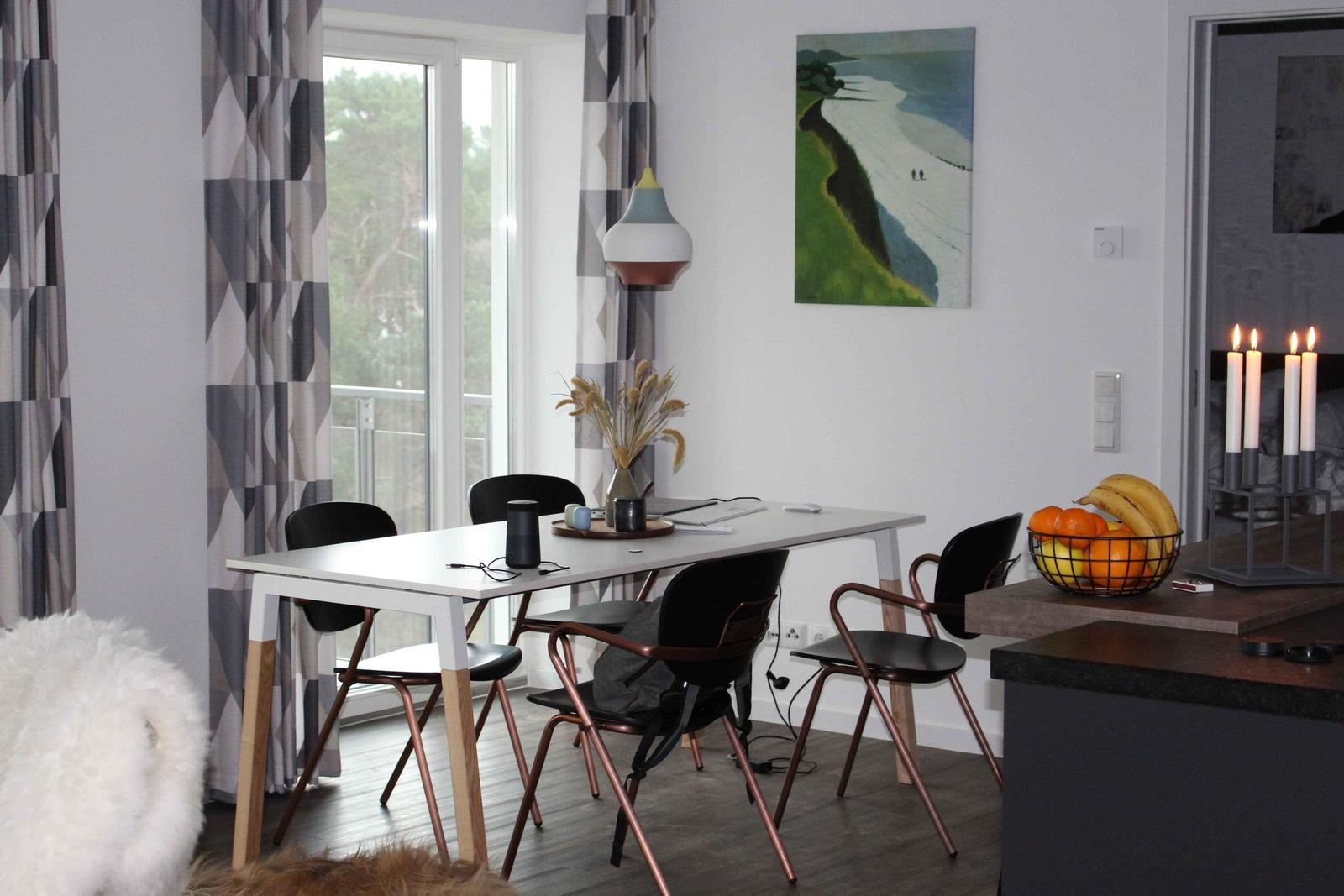 Wohnzimmer: Sofa, TV, Essbereich, Zugang zum Balkon