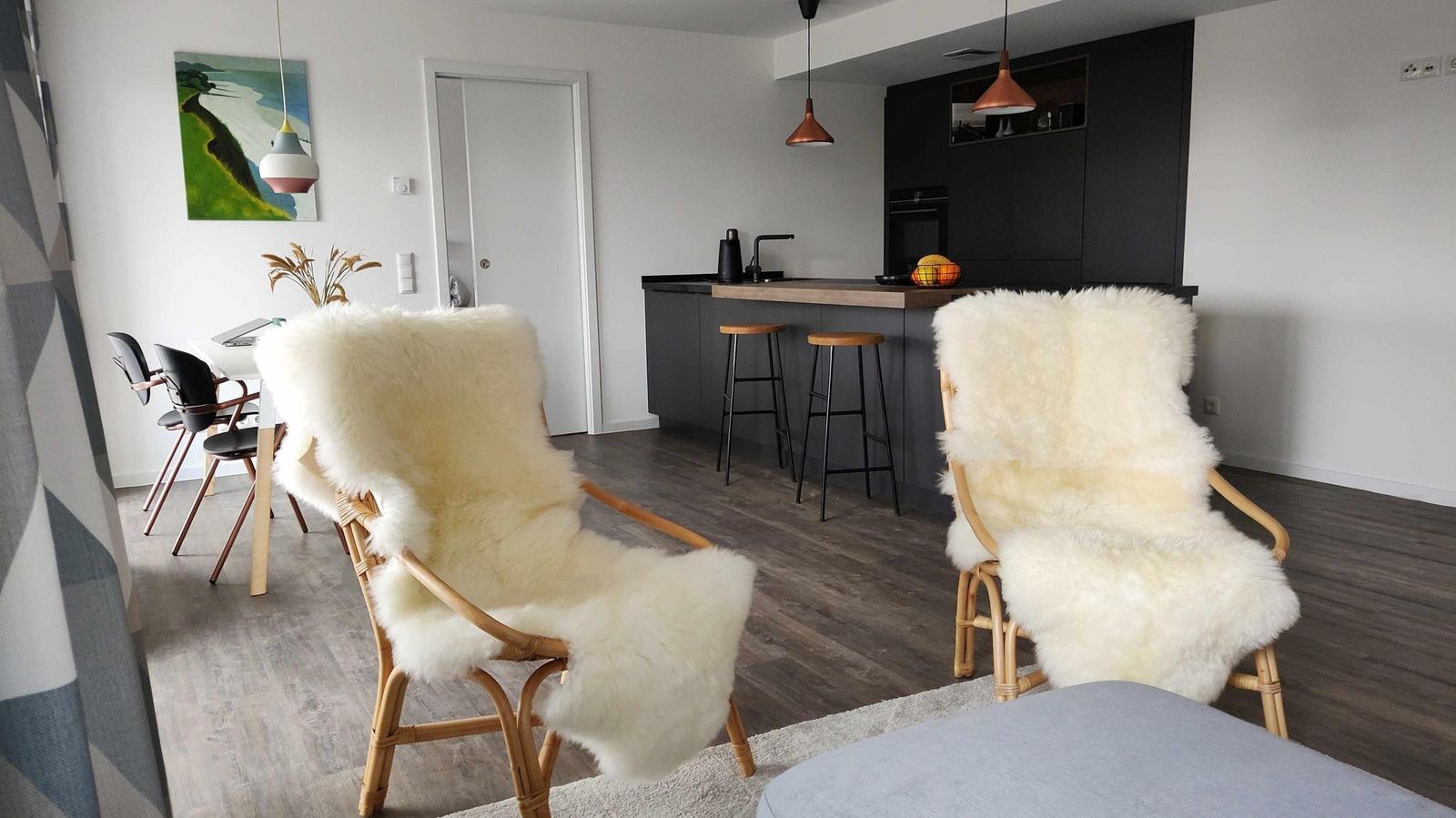 Wohnzimmer: Sofa, TV, Essbereich, Zugang zum Balkon