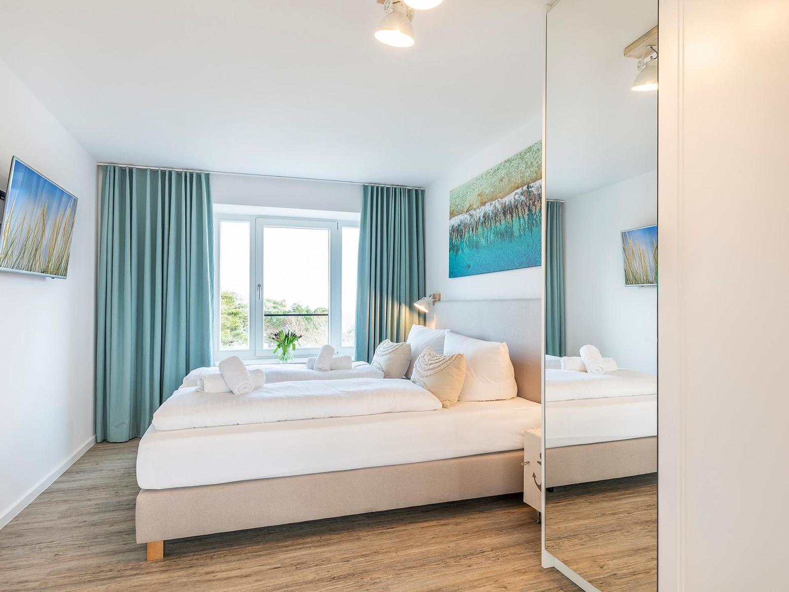 Schlafzimmer 1: Doppelbett (180x200), Kleiderschrank, TV