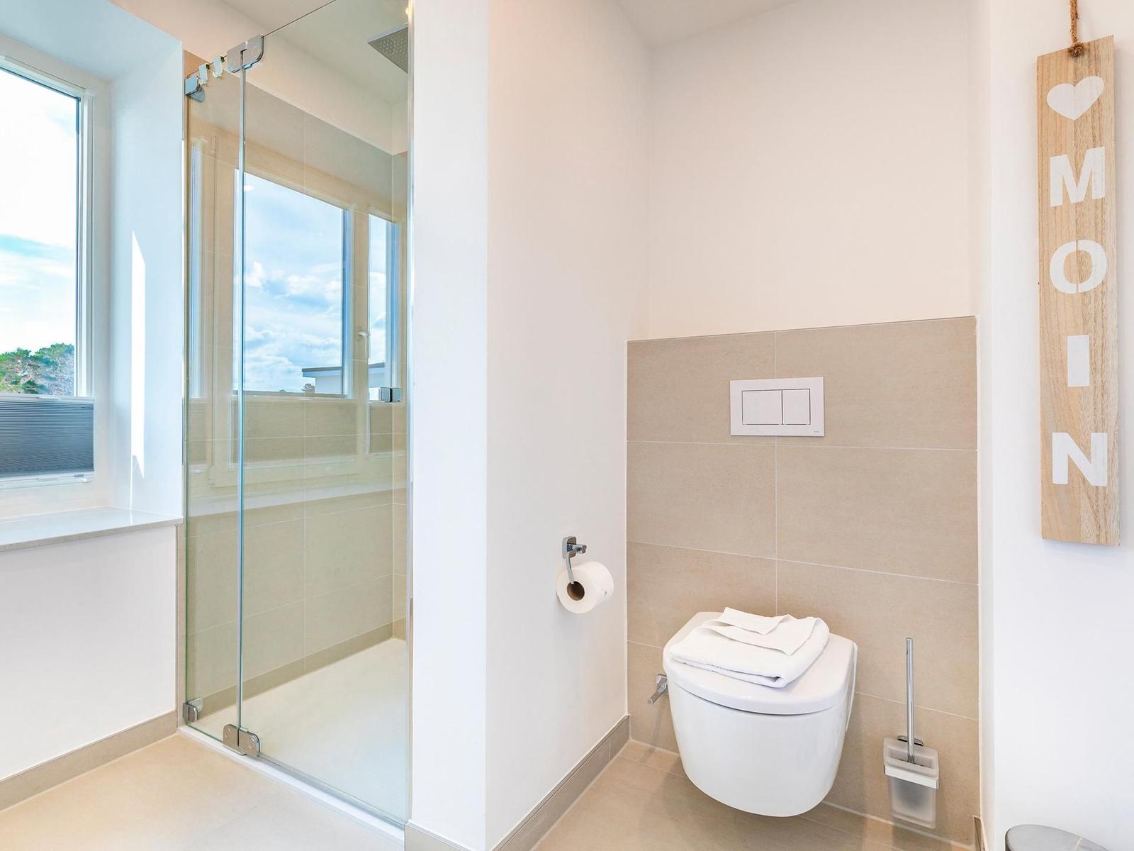 Badezimmer 1: Regendusche, WC, Haartrockner