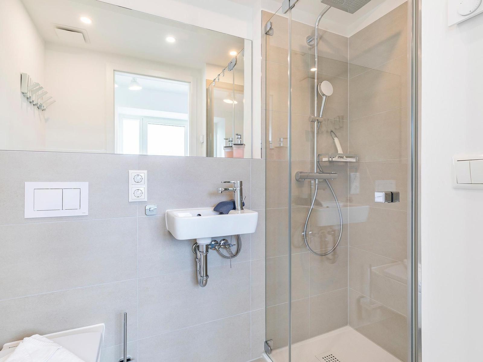 Badezimmer 2: Regendusche, WC, Haartrockner