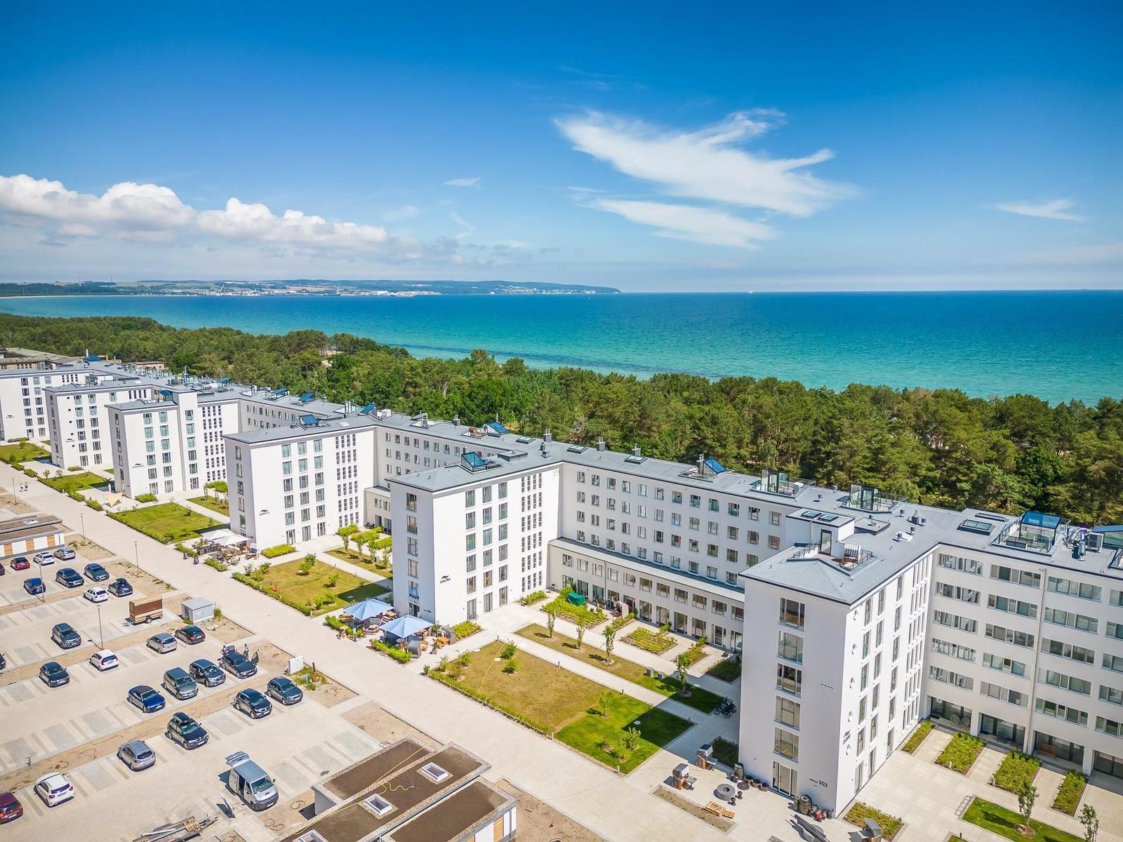 Moderne Wohngebäude mit Blick auf Meer und Wald