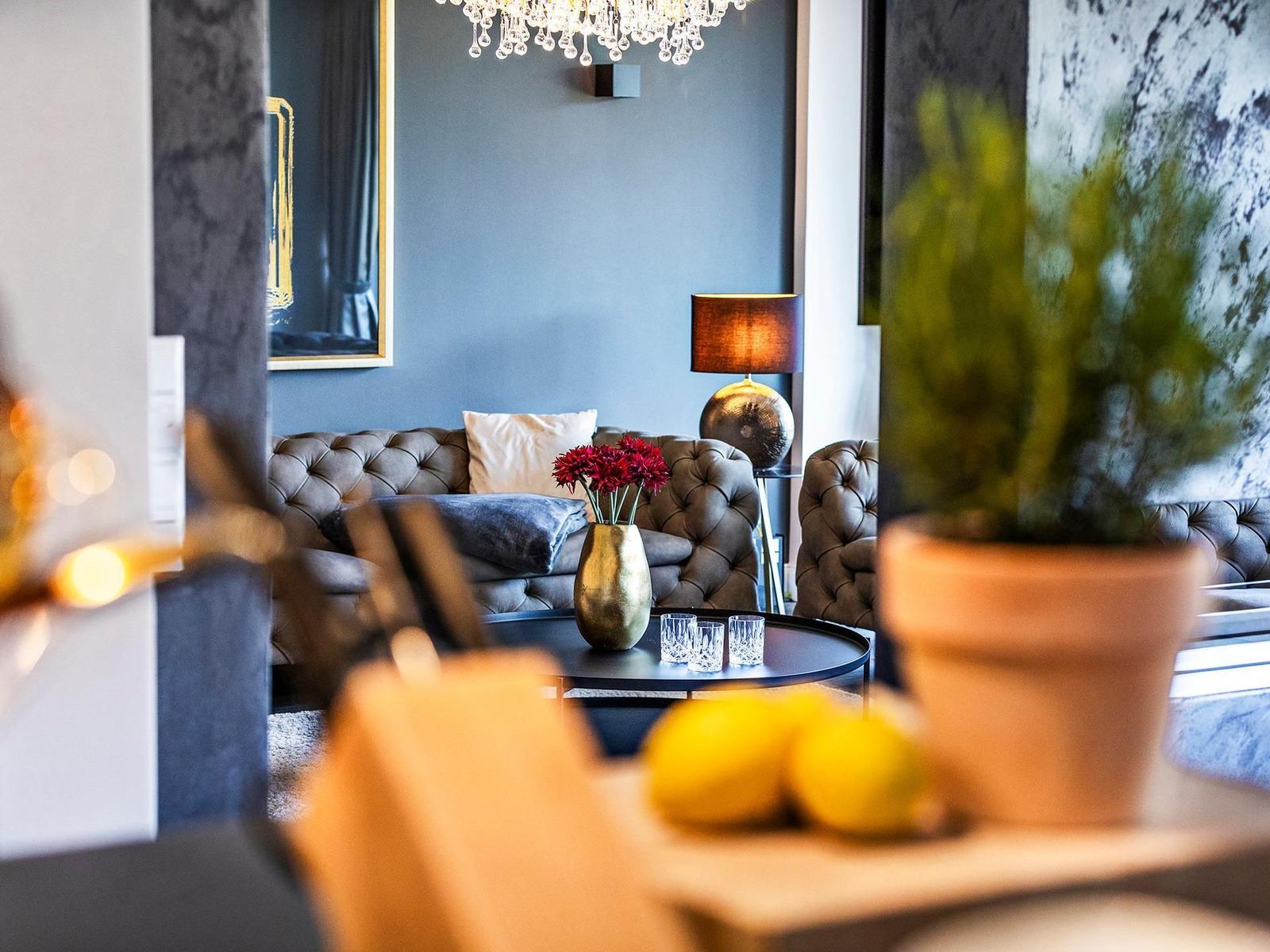 Wohn/Essbereich: 2 Sofas, Sitzbereich, electr. Kamin, Essbereich, TV, Zugang zum Balkon