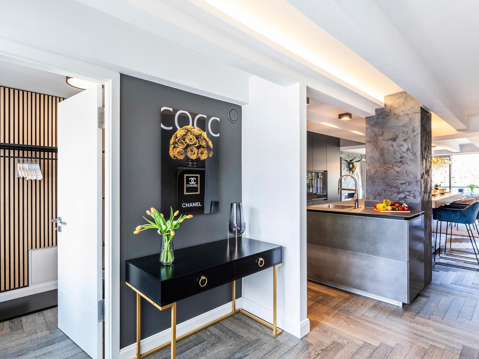 Wohn/Essbereich: 2 Sofas, Sitzbereich, electr. Kamin, Essbereich, TV, Zugang zum Balkon