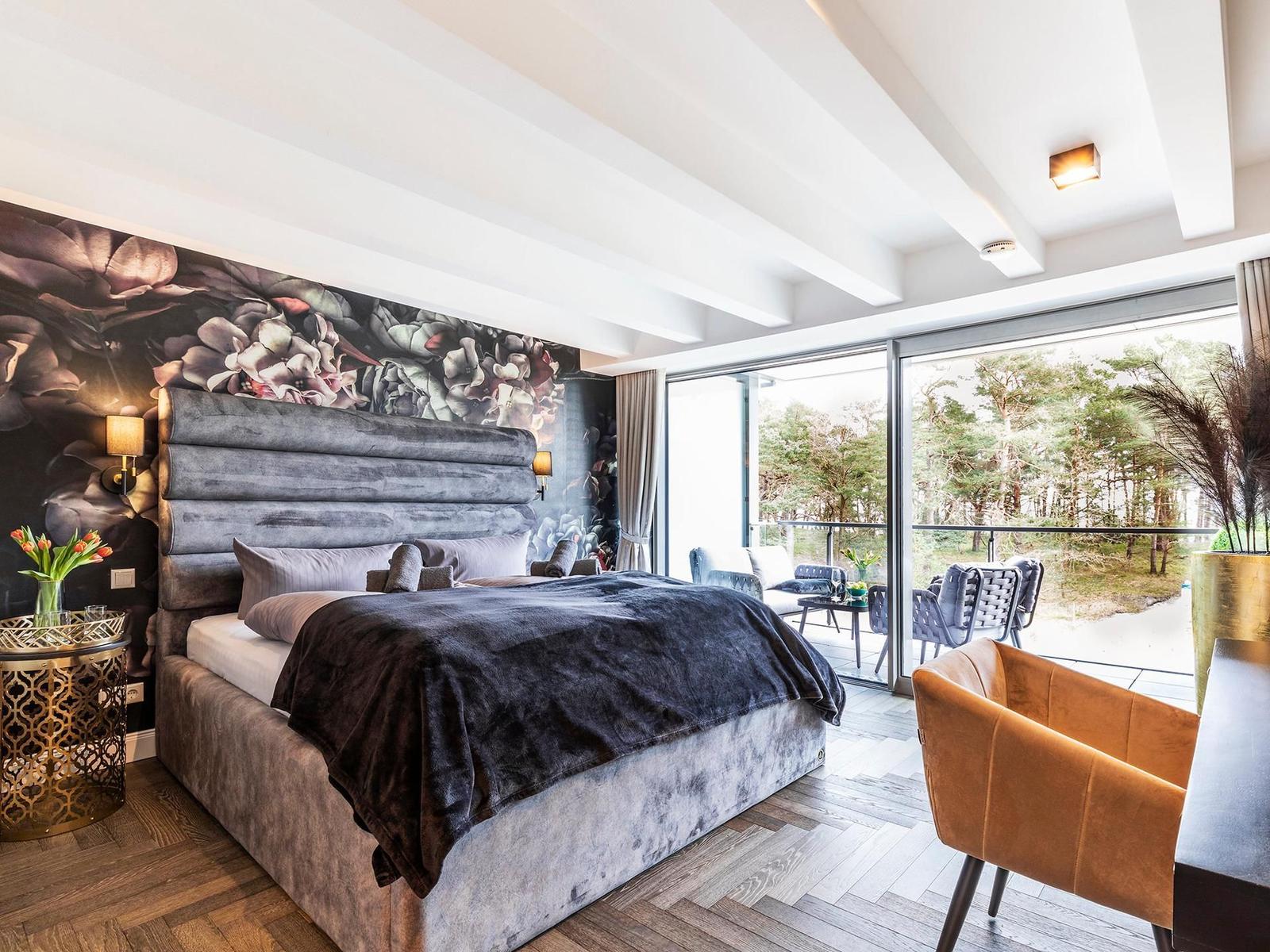 Schlafzimmer 1 (Seeseite): Doppelbett (180x200), TV, Zugang zum Balkon