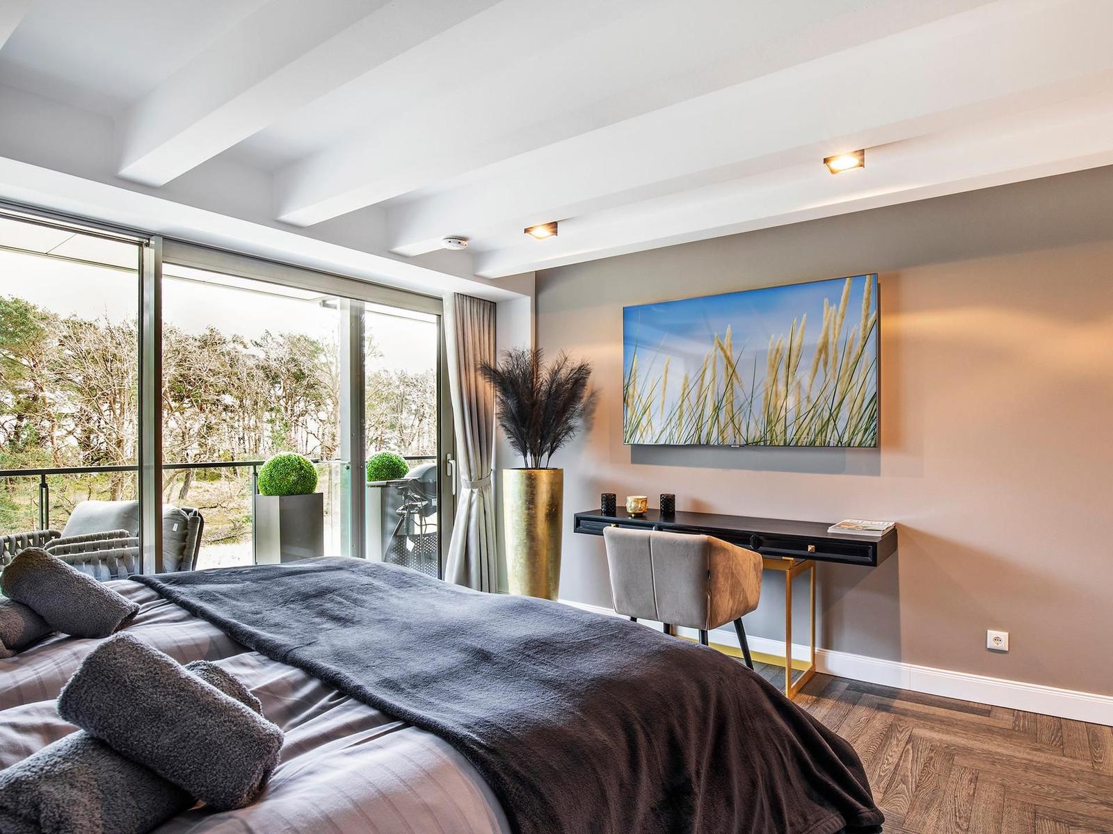Schlafzimmer 1 (Seeseite): Doppelbett (180x200), TV, Zugang zum Balkon