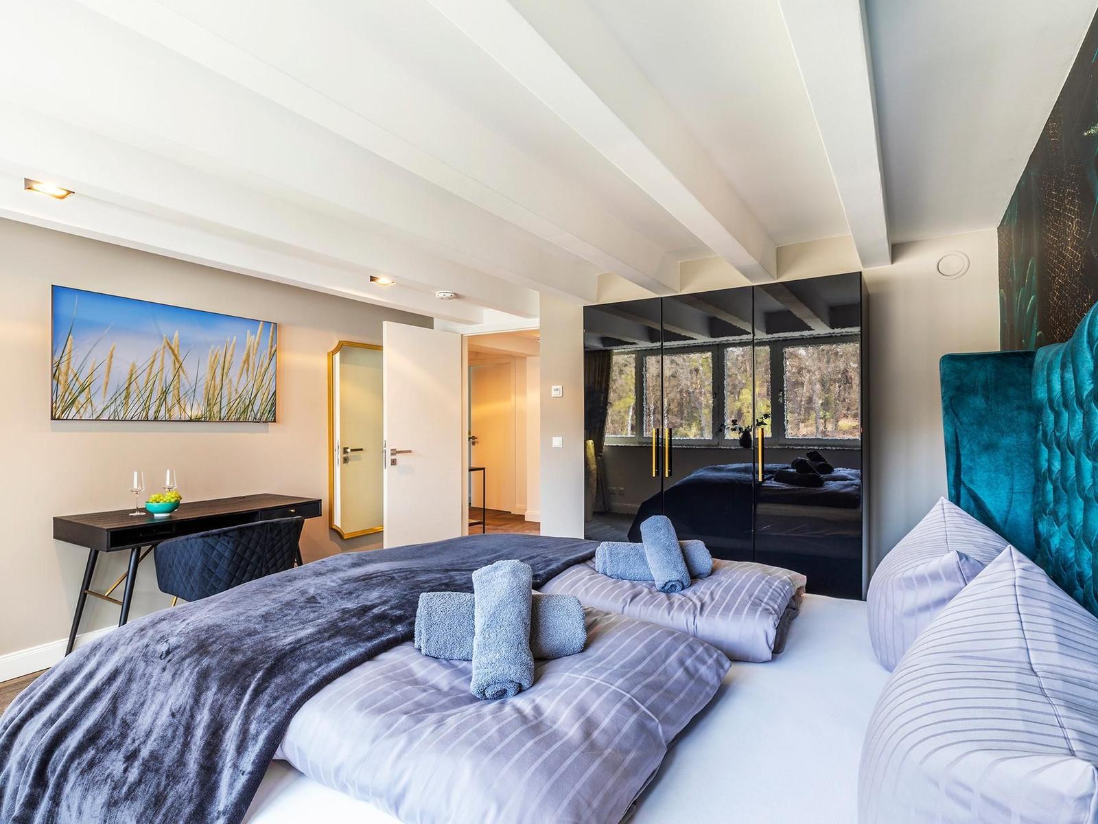 Schlafzimmer 1 (Seeseite): Doppelbett (180x200), TV, Zugang zum Balkon