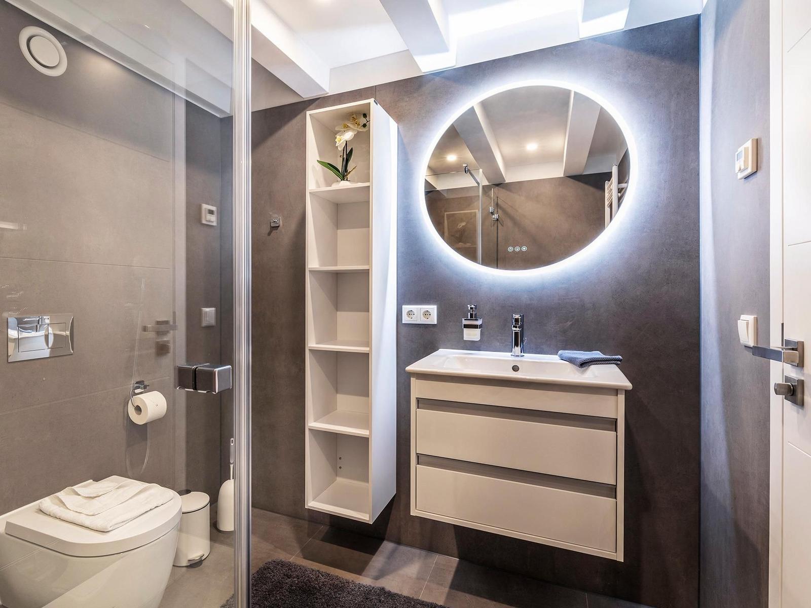 Badezimmer 1: Dusche, WC