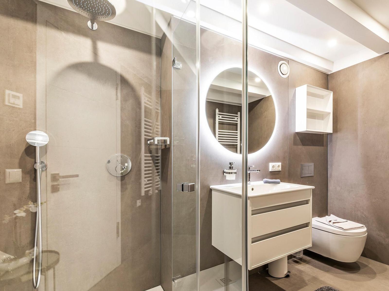 Badezimmer 2: Dusche, WC