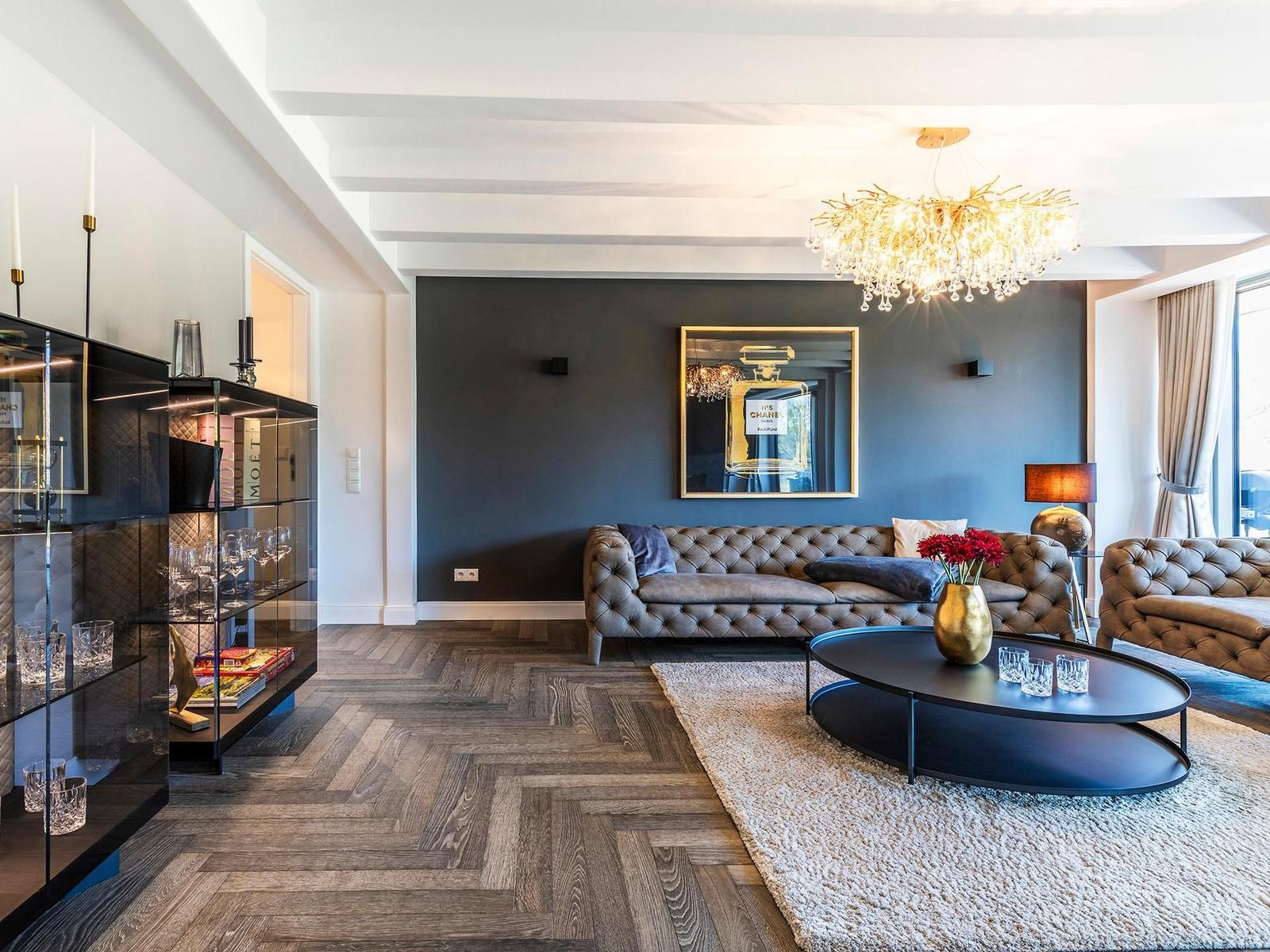 Wohn/Essbereich: 2 Sofas, Sitzbereich, electr. Kamin, Essbereich, TV, Zugang zum Balkon
