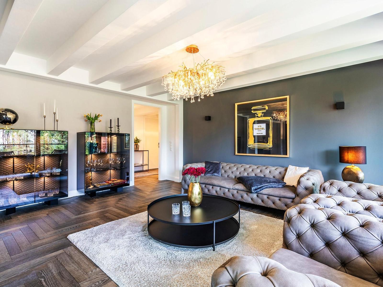 Wohn/Essbereich: 2 Sofas, Sitzbereich, electr. Kamin, Essbereich, TV, Zugang zum Balkon