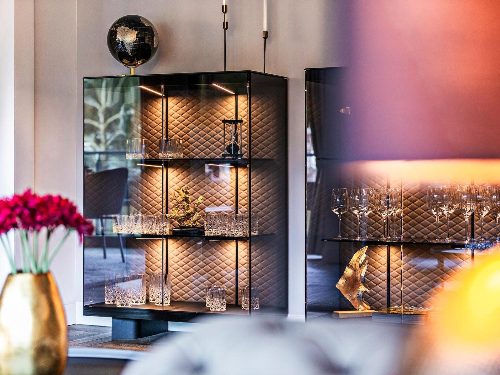 Wohn/Essbereich: 2 Sofas, Sitzbereich, electr. Kamin, Essbereich, TV, Zugang zum Balkon