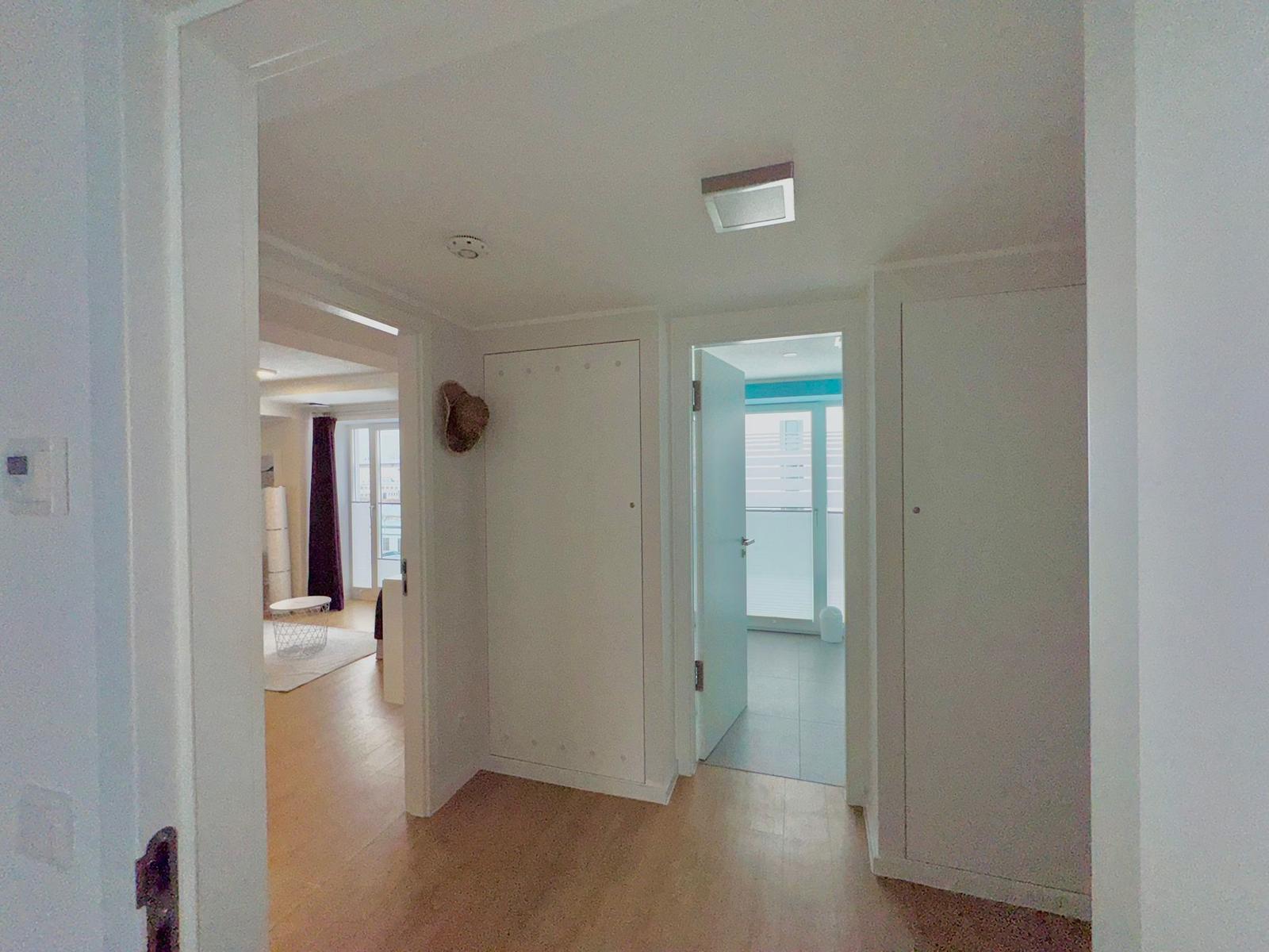 Flur mit zwei Türen, eine zur Terrasse, eine zum Wohnbereich.