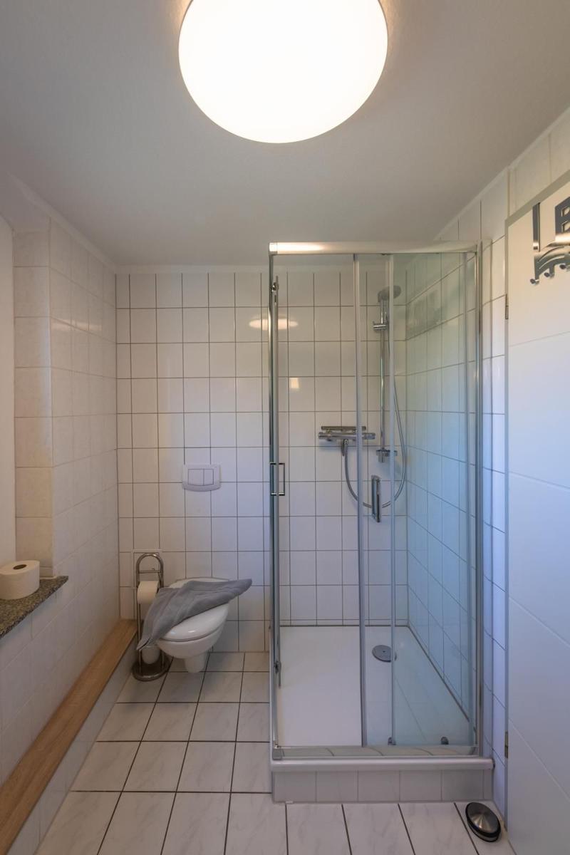 Badezimmer mit Dusche, Toilette und Waschbecken