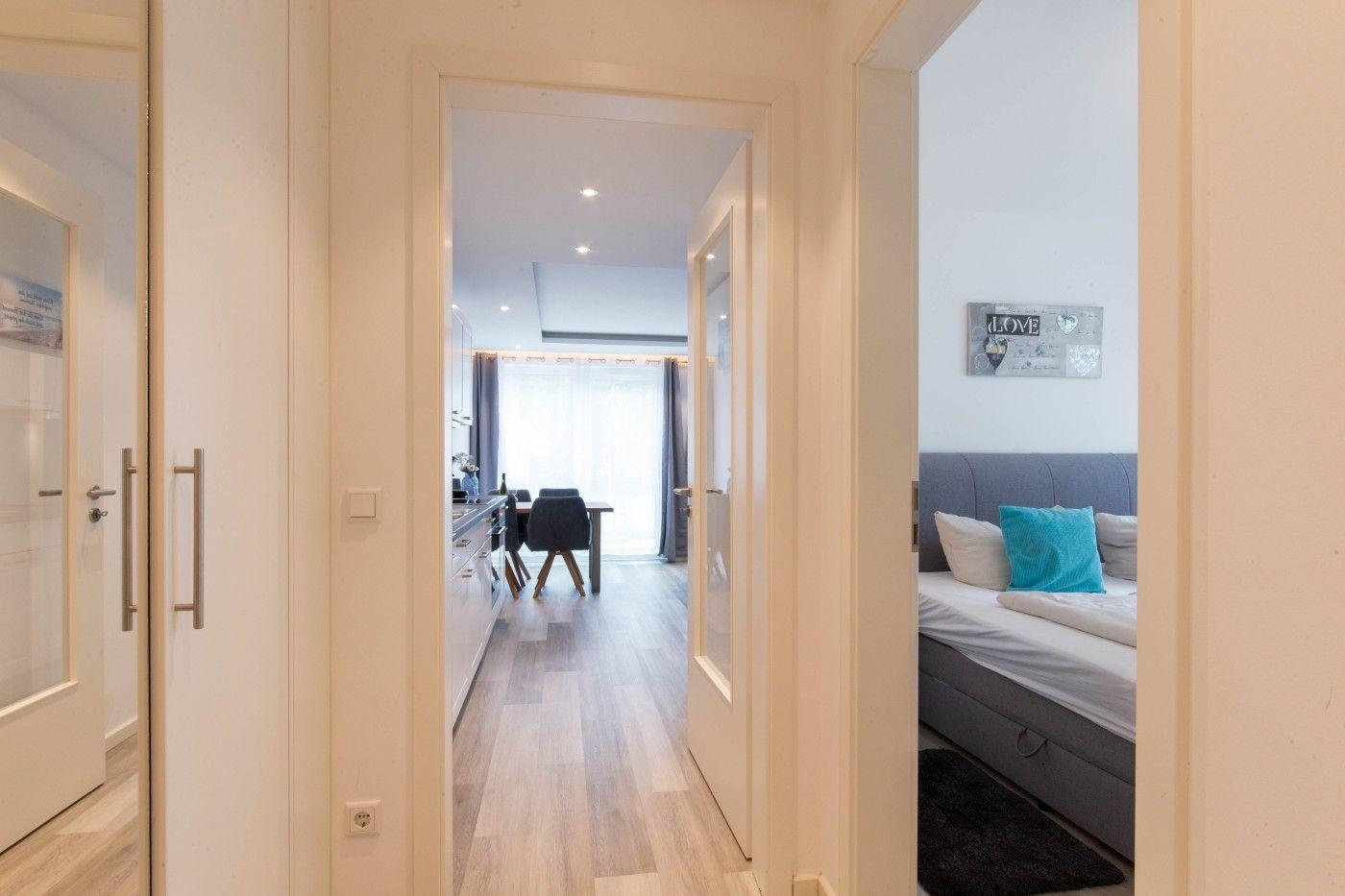 Haus mit Schlafzimmer, Essbereich und modernem Flur mit Holzboden.